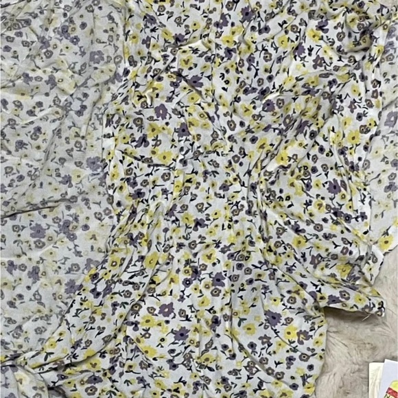 Rewind Flutter Sleeve Tie Front Blouse in Yellow and Gray - Picture 7 of 7